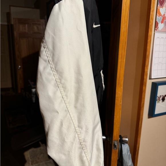 VINTAGE Nike Black and Gray Jacket - Picture 7 of 8